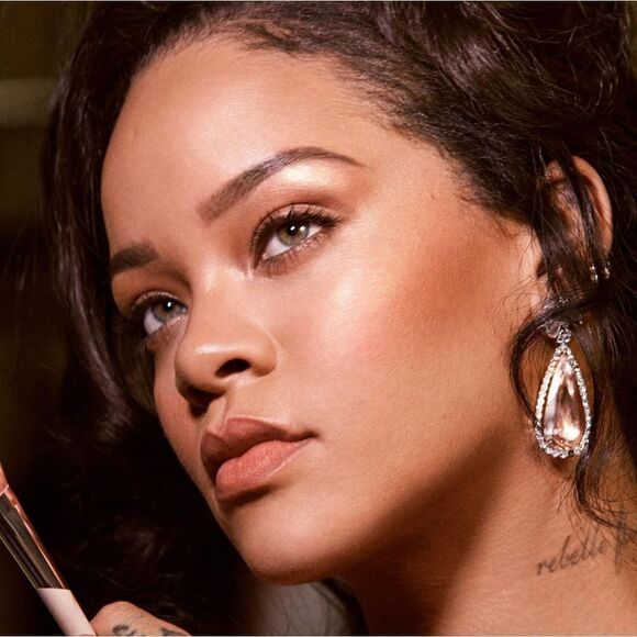 MAC Eyeshadow in Expensive Pink in Velux Pearl Finish - Picture 5 of 14